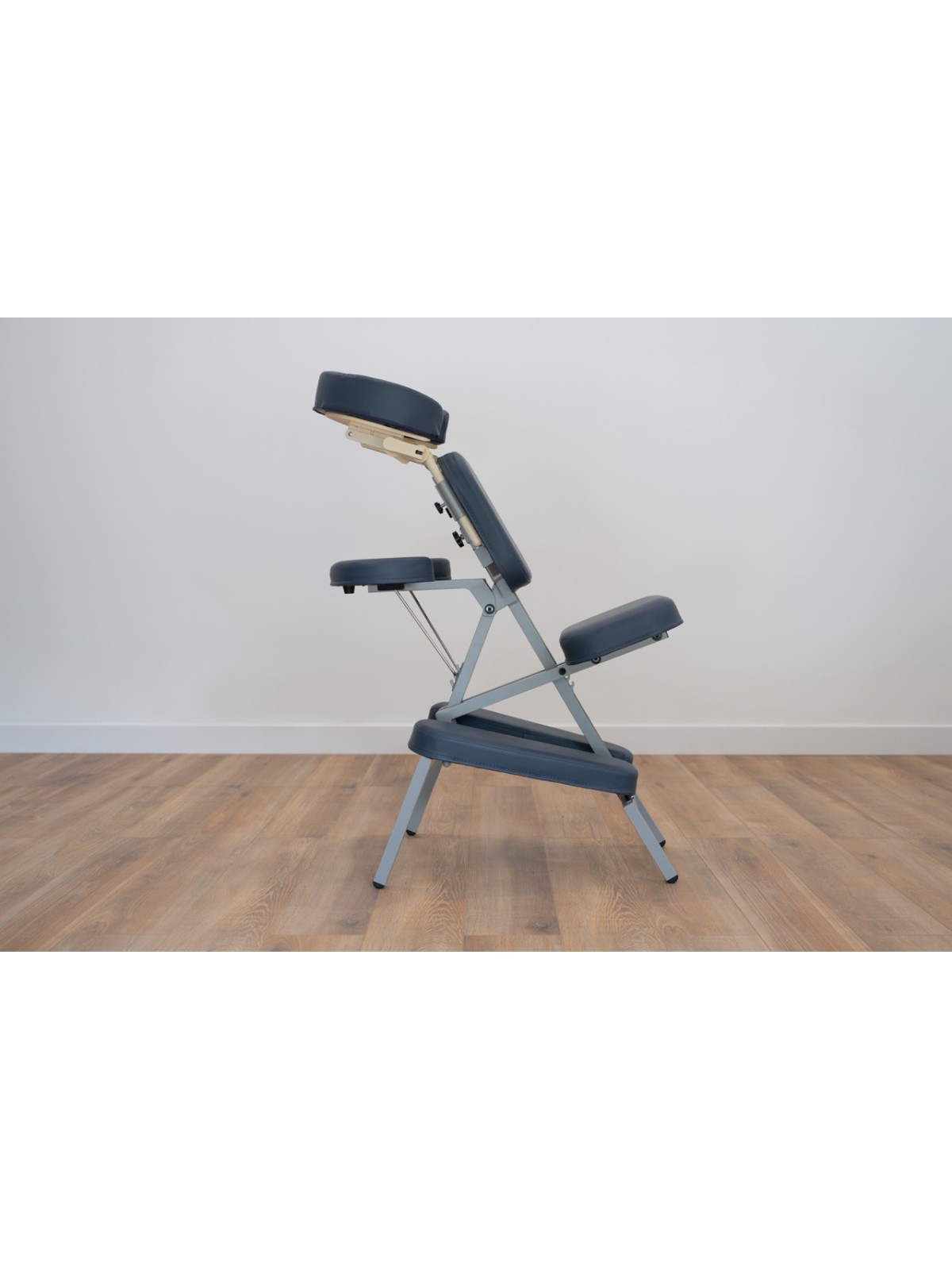 Chaise de massage ergonomique dépliée, offrant un soutien stable pour les thérapies et soins corporels.