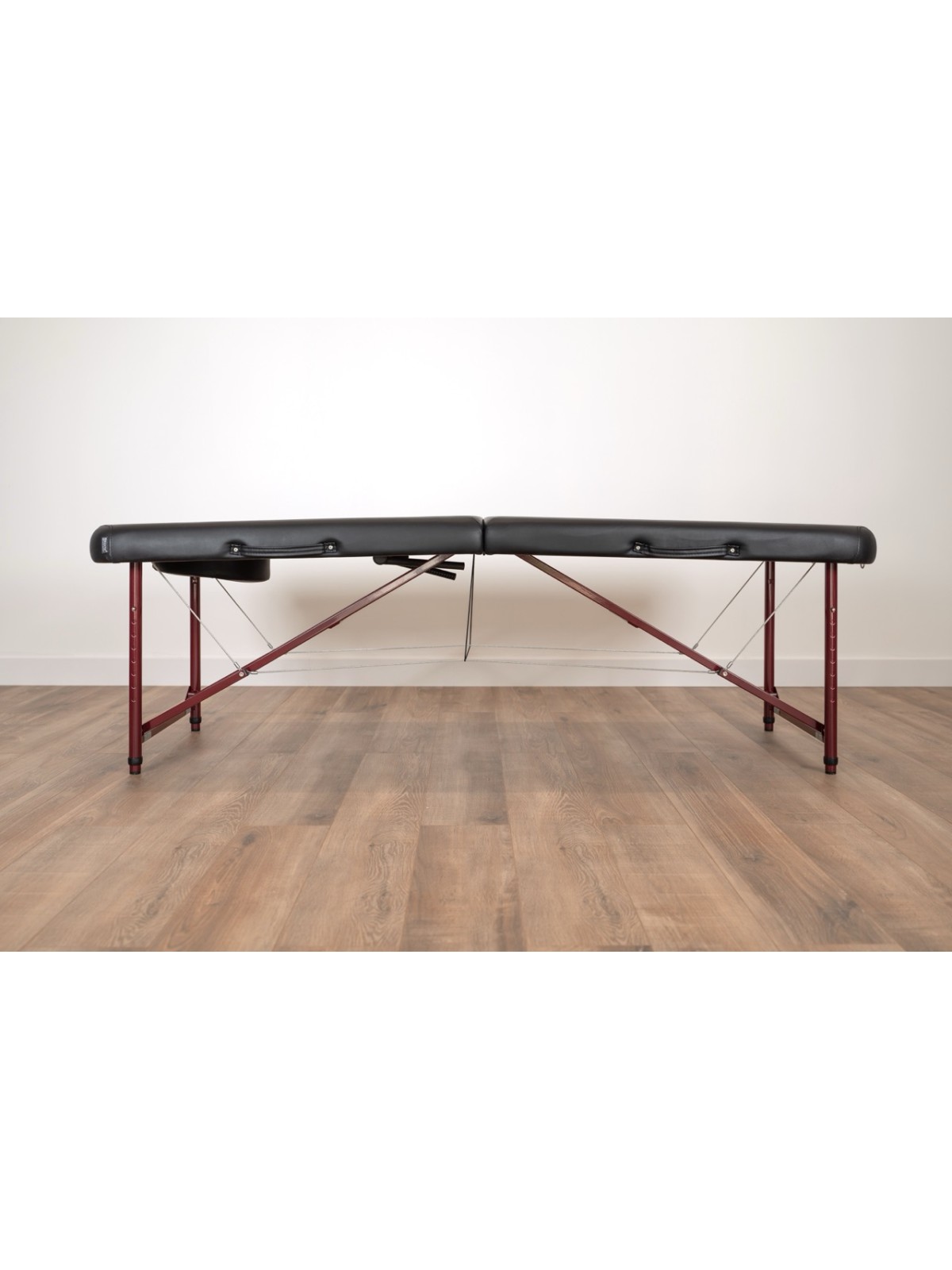 Table de massage Zephyr déployée, offrant une surface large et stable pour un confort maximal durant les soins.