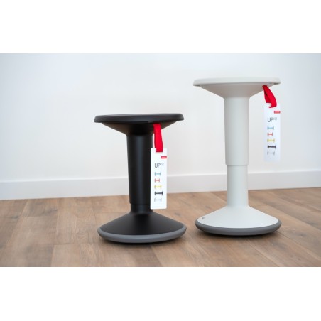 Tabouret polyvalent Upis1, disponible en noir et blanc, conçu pour une assise dynamique et ergonomique.