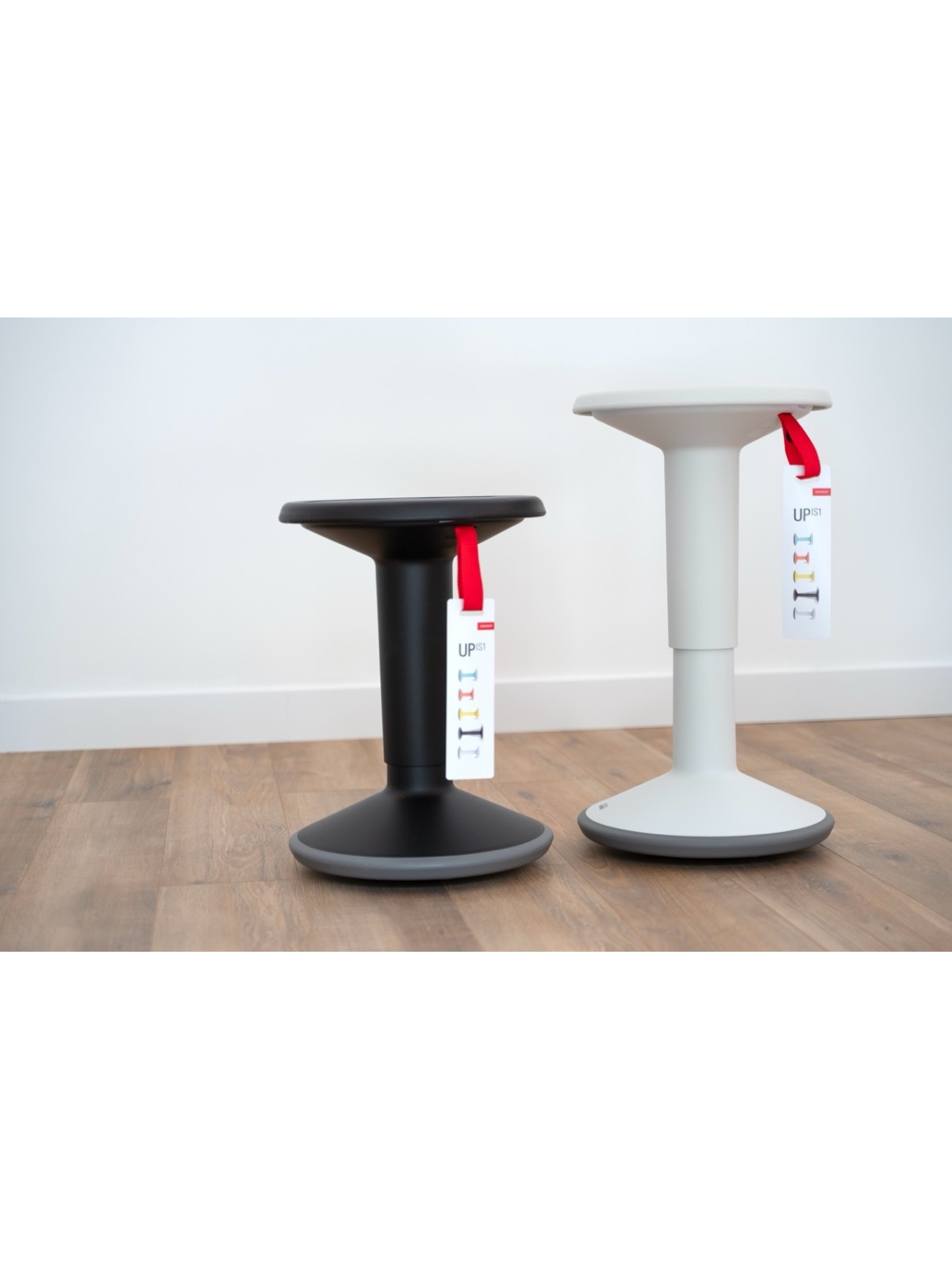 Tabouret polyvalent Upis1, disponible en noir et blanc, conçu pour une assise dynamique et ergonomique.