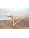 Housse de table de massage beige clair, offrant une protection durable et un toucher confortable.