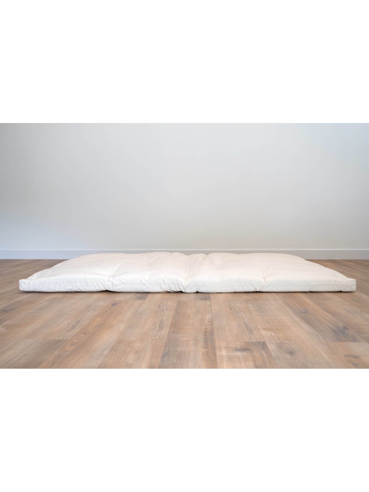 Matelas futon déplié pour les pratiques de yoga.