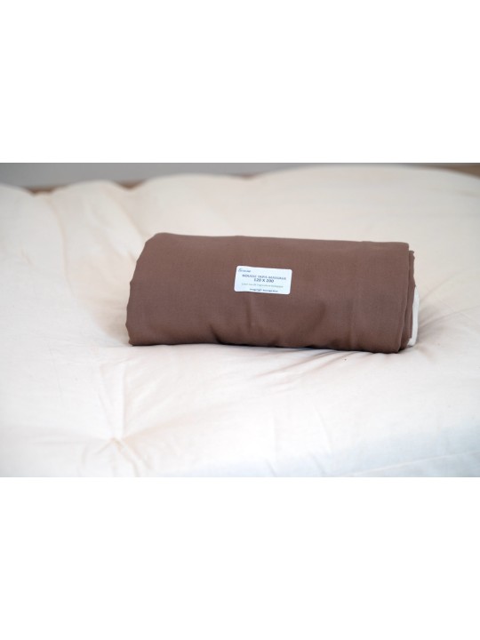 Matelas futon avec housse de protection.