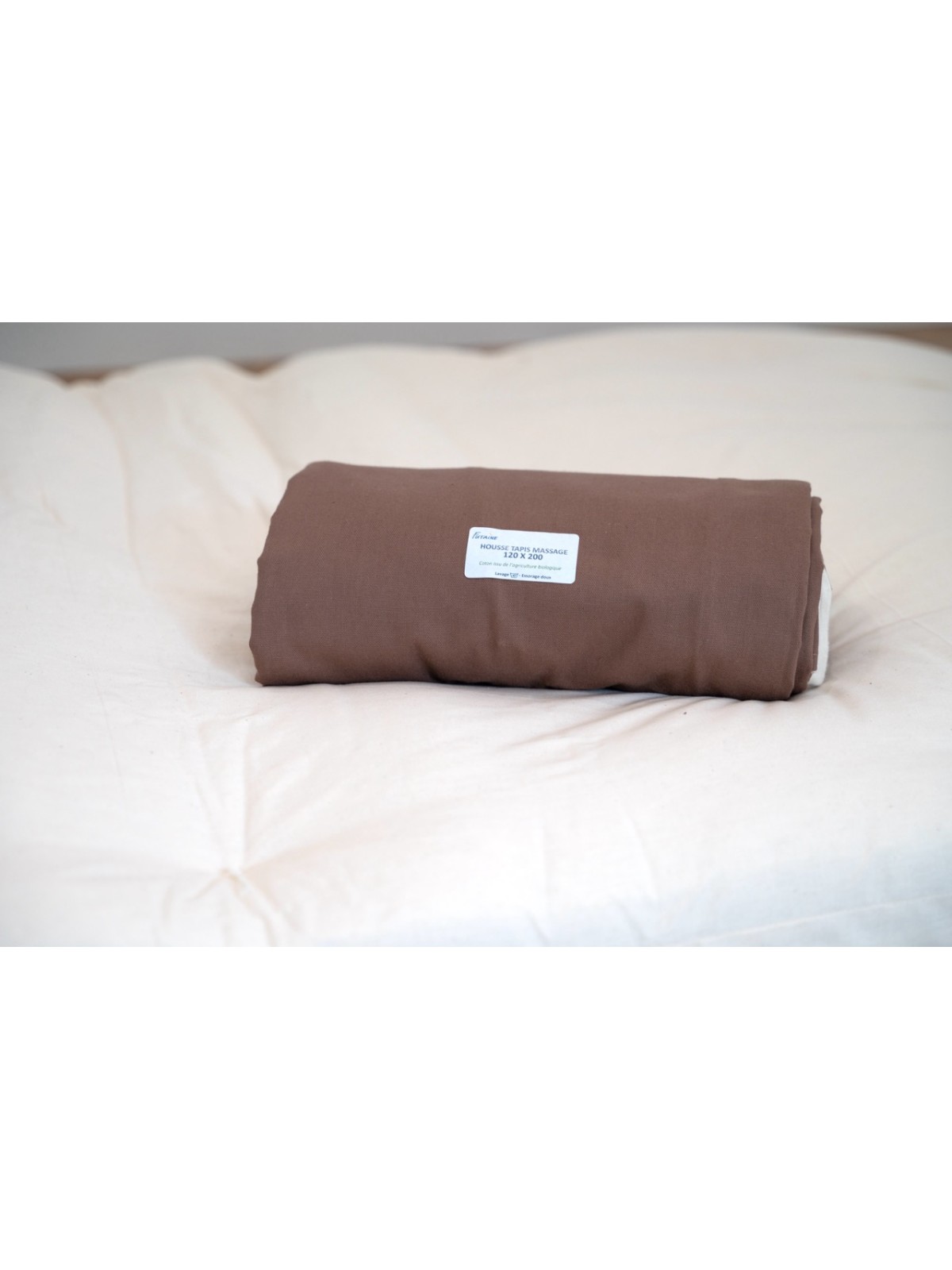 Matelas futon avec housse de protection.